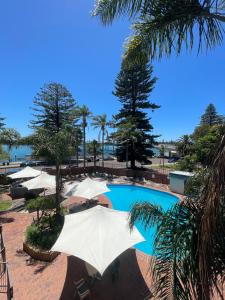 Bazén v ubytování El Lago Waters Hotel nebo v jeho okolí