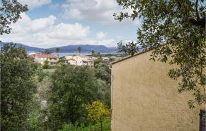 vista dal lato di un edificio alberato di 2 Bedroom Nice Home In Grosseto-Pugna a Porticcio
