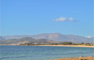 un grande specchio d'acqua con le montagne sullo sfondo di 2 Bedroom Nice Home In Grosseto-Pugna a Porticcio