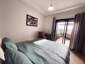 um quarto com uma cama e uma porta de vidro deslizante em High Standing & cozy apartment in central Casablanca em Casablanca