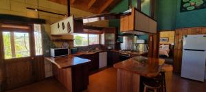 uma cozinha com um frigorífico e uma bancada em Eastern Reef Cottages em Port Campbell