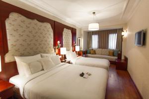 A bed or beds in a room at Sirkeci Mansion