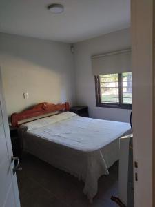 1 dormitorio con cama y ventana en Casa Rural La Serena Cabaña en San Rafael