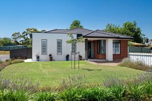 a white house with a green yard at Julie-Anna, Bendigo in Bendigo