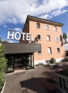 un hôtel avec un panneau à l'avant dans l'établissement Hotel La Pioppa, à Bologne