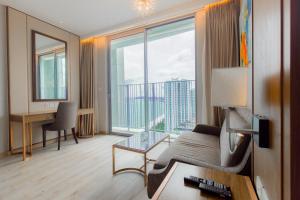 Moonlight Bay Panorama Condotel Ocean View的休息区