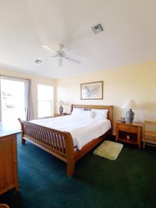 ein Schlafzimmer mit einem großen Bett und einem Fenster in der Unterkunft PGA/Spacious 3 BR with lake view in Carlton