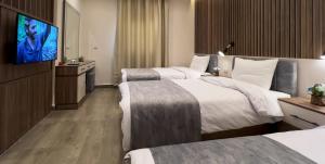 Uma cama ou camas num quarto em STEPS IN Pyramids View