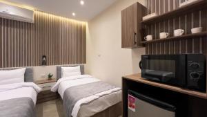 Uma cama ou camas num quarto em STEPS IN Pyramids View