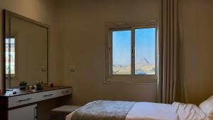 Uma cama ou camas num quarto em STEPS IN Pyramids View