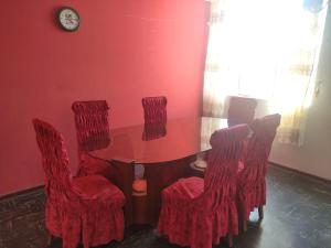 un comedor rojo con mesa y sillas rojas en Residencial 200 Casas, en Tacna