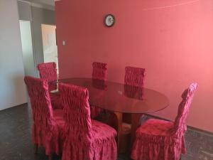 comedor con mesa y 4 sillas rosas en Residencial 200 Casas, en Tacna