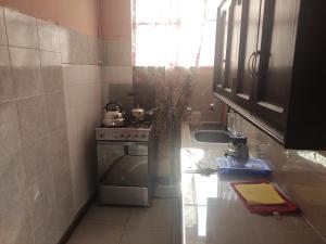 cocina con fogones y fregadero en Residencial 200 Casas, en Tacna