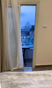 Imagem da galeria de STEPS IN Pyramids View em Cairo