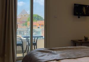Uma cama ou camas num quarto em STEPS IN Pyramids View