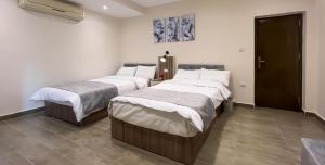 Uma cama ou camas num quarto em STEPS IN Pyramids View