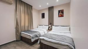 Uma cama ou camas num quarto em STEPS IN Pyramids View