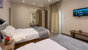 Uma cama ou camas num quarto em STEPS IN Pyramids View