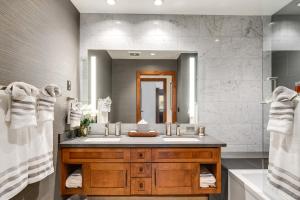 uma casa de banho com um lavatório e um espelho grande em Ultimate Luxury Residence with Extras Galore across from Heavenly Village & Gondola - Zalanta Resort em South Lake Tahoe