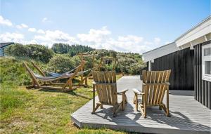 ロンストラップにあるAmazing Home In Hjrring With 4 Bedrooms, Sauna And Wifiの木製デッキの椅子2脚とブランコ
