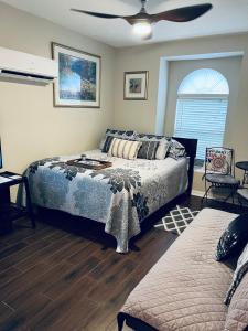 um quarto com uma cama e uma ventoinha de tecto em Ruskin FL private 2 bdrm 1 bath suite Common areas shared with host em Ruskin