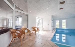 ブラーバンドにあるNice Home In Blvand With 5 Bedrooms, Sauna And Indoor Swimming Poolのリビングルーム(プール、テーブル、椅子付)