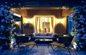 BogognoにあるFront Row Golf Villa Bogognoのリビングルーム(ソファ、椅子、照明付)