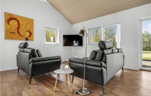 ein Wohnzimmer mit 2 Stühlen und einem TV in der Unterkunft 2 Bedroom Beautiful Home In Strby in Strøby