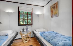 Habitación con 2 camas, mesa y ventana en Pet Friendly Home In Vig With Kitchen en Vig