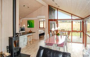 ノーポにあるStunning Home In Nordborg With 3 Bedrooms And Wifiのキッチン、ダイニングルーム(テーブル付)