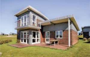 ファーボにあるStunning Home In Faaborg With 4 Bedrooms, Sauna And Wifiの芝生の木製デッキ付きの家