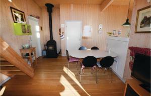 ファーボにあるStunning Home In Faaborg With 4 Bedrooms, Sauna And Wifiのキッチン(テーブル、椅子付)