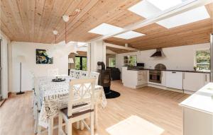 Kuchyň nebo kuchyňský kout v ubytování 3 Bedroom Awesome Home In Nykøbing Sj