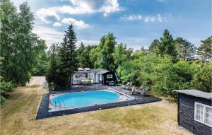 una vista aérea de una casa pequeña con piscina en 3 Bedroom Nice Home In Nykbing Sj, en Nykøbing Sjælland