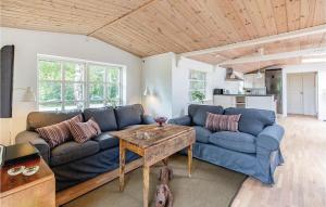 Posezení v ubytování 3 Bedroom Awesome Home In Nykøbing Sj