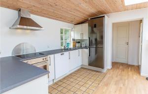 Kuchyň nebo kuchyňský kout v ubytování 3 Bedroom Awesome Home In Nykøbing Sj
