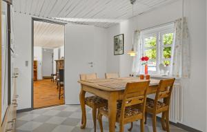 FjellerupにあるGstehusetのダイニングルーム(木製テーブル、椅子付)