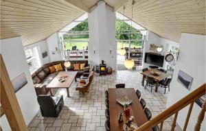 HelberskovにあるStunning Home In Hadsund With 5 Bedrooms, Sauna And Wifiのリビングルーム(ソファ、テーブル、椅子付)
