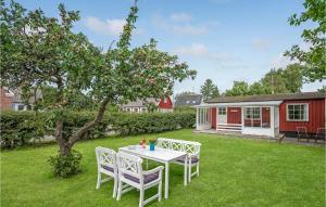 NeksøにあるStunning Home In Nex With Wifiの家庭の白いテーブルと椅子