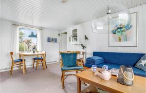 NeksøにあるStunning Home In Nex With Wifiのリビングルーム(青いソファ、テーブル付)