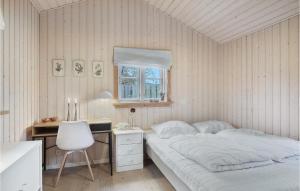 NeksøにあるStunning Home In Nex With 3 Bedrooms And Wifiのベッドルーム1室(ベッド1台、デスク、椅子付)