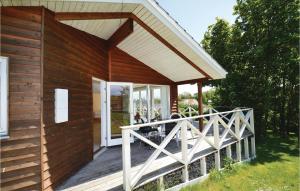 Casa de madera con porche y porche en Stunning Home In Lundby With 2 Bedrooms And Wifi en Lundby Stationsby