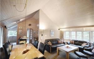ein Wohnzimmer mit einem Sofa und einem Tisch in der Unterkunft Lovely Home In Rm With Wifi in Rømø Kirkeby