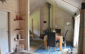 ein Esszimmer mit einem Tisch und Stühlen in der Unterkunft Lovely Home In Rm With Wifi in Rømø Kirkeby