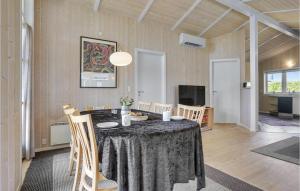 uma sala de jantar com mesa e cadeiras em Stunning Home In Bog By With Sauna em Bogø By