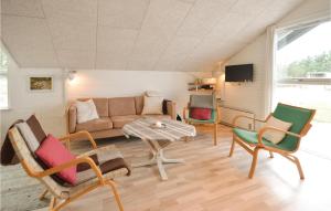 Nørre VorupørにあるStunning Home In Thisted With 3 Bedrooms And Wifiのリビングルーム(ソファ、椅子、テーブル付)