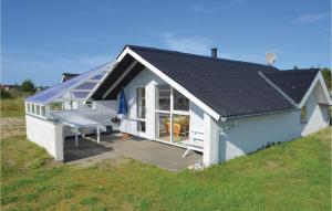 Nørre VorupørにあるStunning Home In Thisted With 3 Bedrooms And Wifiの太陽屋根の小さな白屋