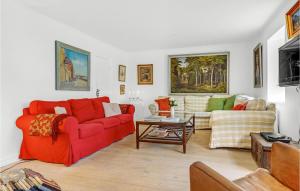 Sala de estar con 2 sofás y mesa en Baronessens Enkesde en Hornslet