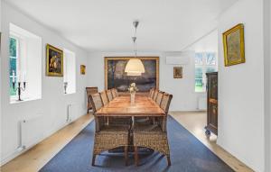 Hornslet的住宿－Baronessens Enkesde，一间带木桌和椅子的用餐室