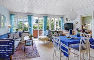 uma sala de estar com uma mesa azul e cadeiras em Gorgeous Home In Holbk With Kitchen em Holbæk